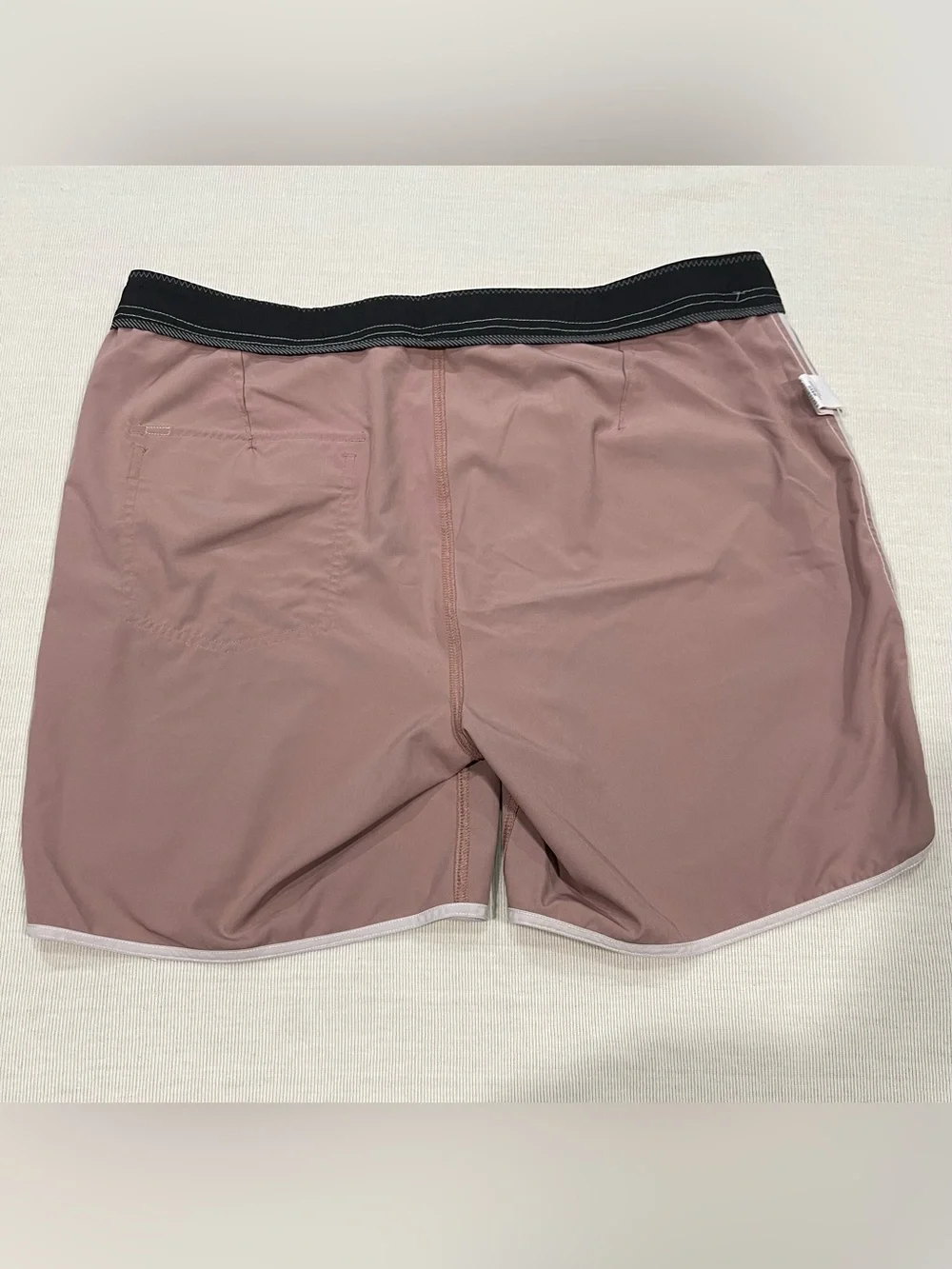 Vuori 7” Cruise Boardshorts in Zion Rose Water Lily Men’s Size Large
